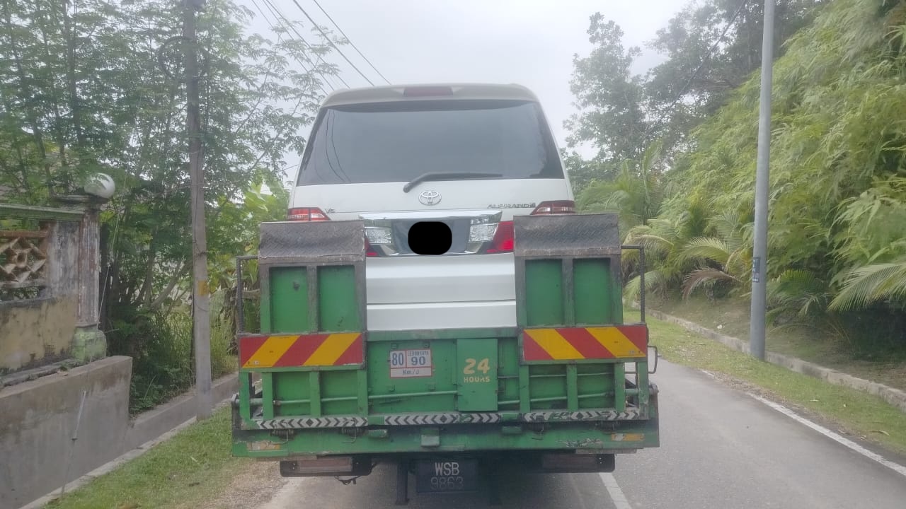 Trak tunda Towing Kota Tinggi membantu kenderaan rosak di tepi jalan